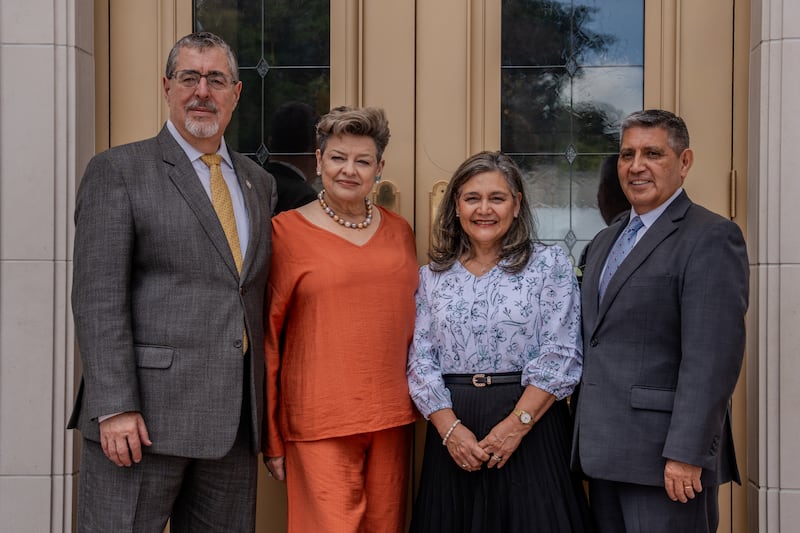 El presidente de Guatemala Bernardo Arévalo y la primera dama Lucrecia Peinado, a la izquierda, están de pie junto al élder Patricio M. Giuffra —una Setenta Autoridad General y presidente del Área de América Central— y su esposa, la hermana Maria Giuffra, a la derecha, frente al Templo de Miraflores de la Ciudad de Guatemala, Guatemala, durante un recorrido especial el 20 de agosto de 2026 en la Ciudad de Guatemala, Guatemala.