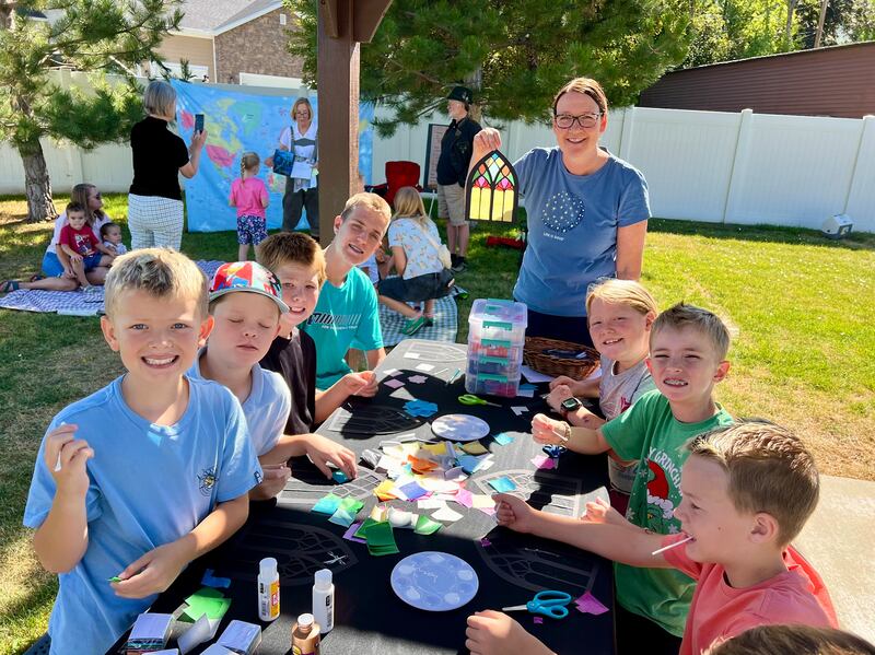Niños de la Primaria en el Barrio Cherry Lane, Estaca Layton Utah Este, hacen una manualidad de papel de vidrieras durante un campamento de verano de historia familiar el lunes 28 de julio de 2025.