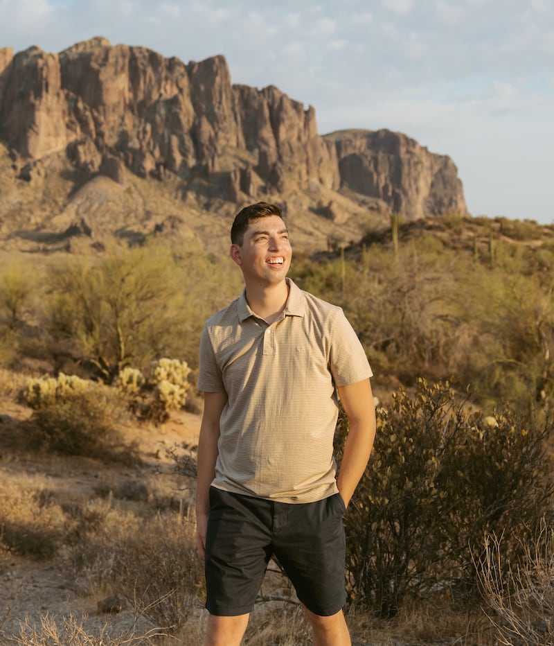 Noah Christensen — miembro del Barrio de Jóvenes Adultos Solteros Superstition Mountain de la Estaca Mesa Arizona East — posa para una foto en Mesa, Arizona, en septiembre de 2025.