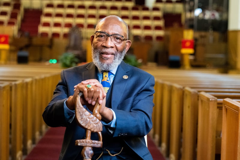 El reverendo Amos C. Brown es entrevistado para un episodio de "Voces de fe" de la serie documental de Church News de 2026 titulada "Registro viviente", disponible en BYUtv.