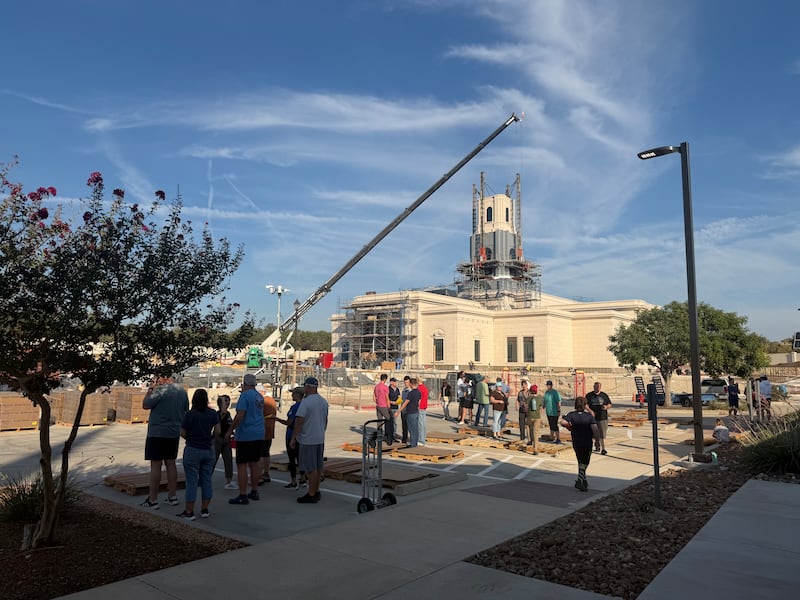 Voluntarios de La Iglesia de Jesucristo de los Santos de los Últimos Días trabajan fuera del Templo de Austin, Texas, que se encuentra en construcción, mientras descargan 40 000 libras de alimentos donados por la Iglesia para ir a despensas de alimentos locales en Cedar Park, Texas, el miércoles 23 de septiembre de 2026.
