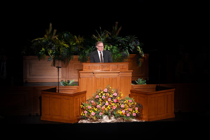 El Élder Karl D. Hirst, Autoridad General Setenta, habla durante un devocional de la Universidad Brigham Young–Idaho el martes 18 de noviembre de 2025.