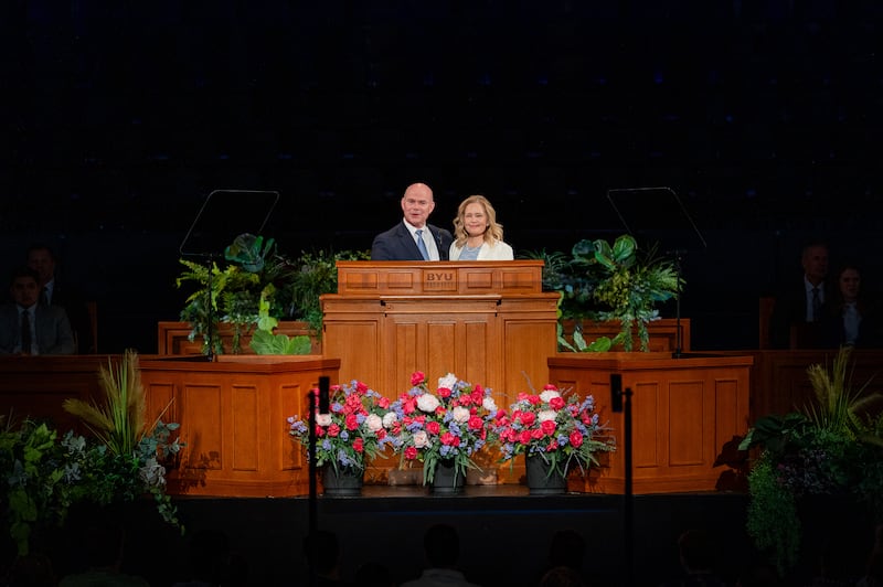 El presidente de la Universidad Brigham Young–Idaho, Alvin F. Meredith III, y su esposa, la hermana Jennifer Meredith, hablan en un devocional del campus el martes, 21 de abril de 2026, en Rexburg, Idaho.