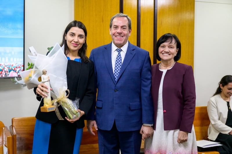 El élder Eduardo Gavarret y la hermana Norma Gavarret posan con Judith Marín después de la ceremonia "Mujeres que iluminan" en Santiago, Chile, en marzo de 2026.
