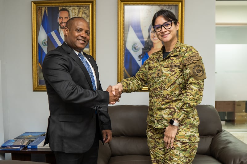 Carlos Mateo Figuereo, director nacional de líderes de opinión de la Iglesia de Jesucristo, presenta oficialmente una donación a la Ministra de Educación, Capitán Karla Trigueros, el 22 de septiembre de 2025.