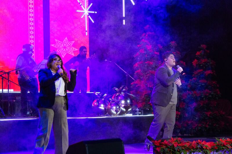 Un músico actúa durante un Devocional de Ilumina el Mundo en San Luis Potosí, México, el 30 de noviembre de 2024.