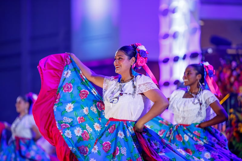 Bailarines vestidos con trajes tradicionales interpretan danzas de toda América Latina durante un ensayo general de "Luz de las Naciones" en Salt Lake City, Utah, el 3 de noviembre de 2025.