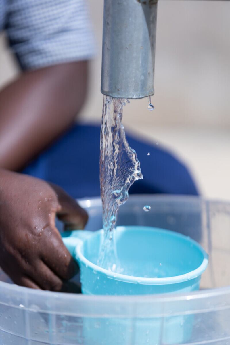 El agua fluye desde una tubería que fue donada por la Iglesia en Burkina Faso en 2024.