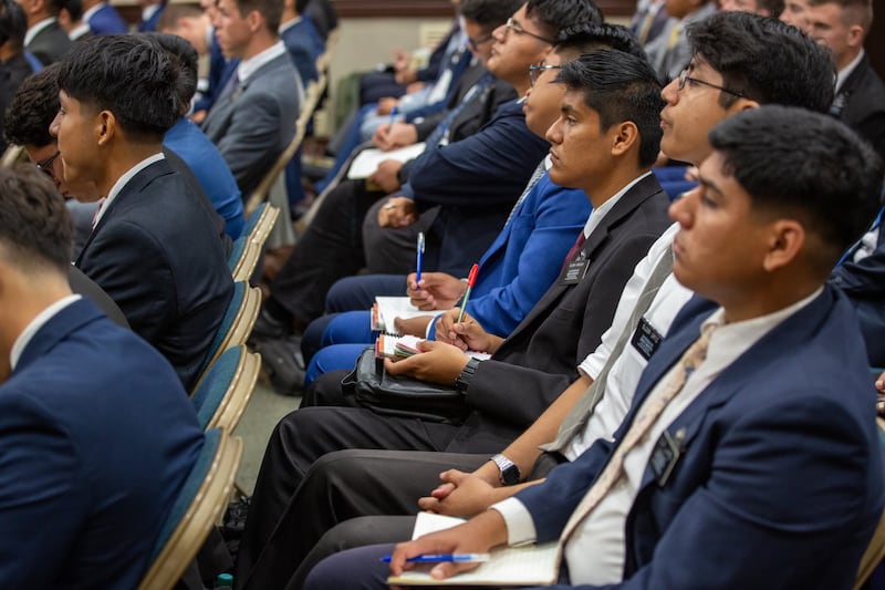 Los misioneros toman notas durante un devocional con el élder Gary E. Stevenson, del Cuórum de los Doce Apóstoles, en Monterrey, México.