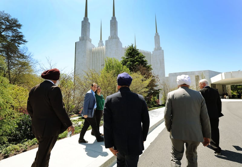 Los miembros de la Mesa Redonda Internacional de Libertad Religiosa recorren el Templo de Washington D.C. de la Iglesia de Jesucristo de los Santos de los Últimos Días en Kensington, Maryland, el miércoles, 20 de abril de 2022.