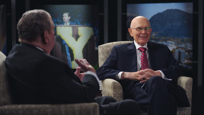 El presidente Dallin H. Oaks, a la derecha, comparte una risa con el presidente Jeffrey R. Holland sobre BYU.