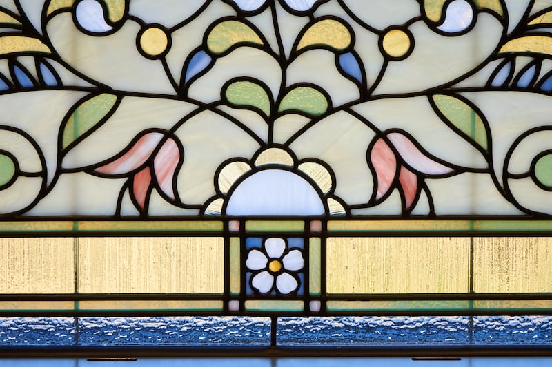 Una ventana de vidrio artístico dentro del Templo de Efraín, Utah.