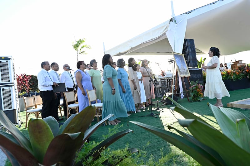 Un coro canta durante la ceremonia de colocación de la primera piedra del Templo de Maceió Brasil.