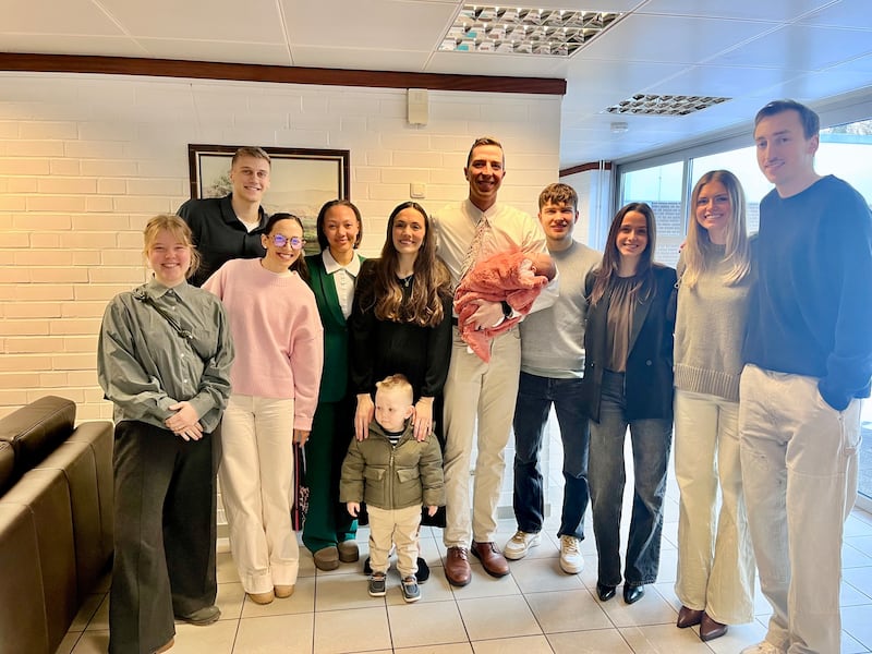 Justin y Claire Bean, en el centro, se unen con compañeros de equipo y amigos para la bendición del bebé de Emery Bean en Berlín, Alemania, en enero de 2026.