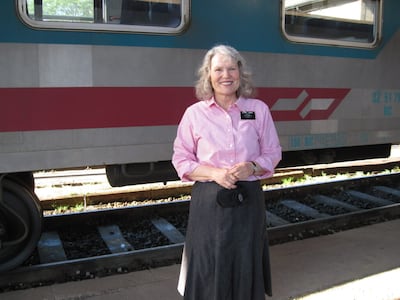 La hermana Joan Turner posa frente a su tren durante su viaje a Máribor, Eslovenia.