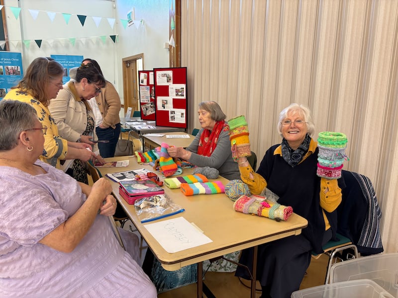 Las hermanas de la Sociedad de Socorro del barrio Ramsay confeccionan "Fiddlemuffs" para pacientes con demencia en las unidades geriátricas del Hospital Addenbrookes durante un día de servicio en Northampton, Inglaterra, el 14 de marzo de 2026.
