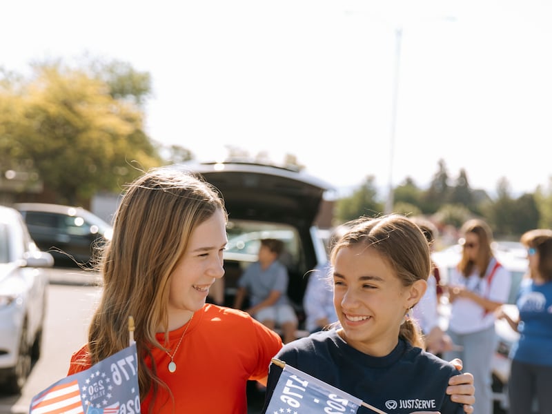 Voluntarios de JustServe celebran la entrega de un camión lleno de alimentos de La Iglesia de Jesucristo de los Santos de los Últimos Días al almacén de alimentos Partners INW en Spokane Valley, Washington, el jueves 25 de junio de 2026.