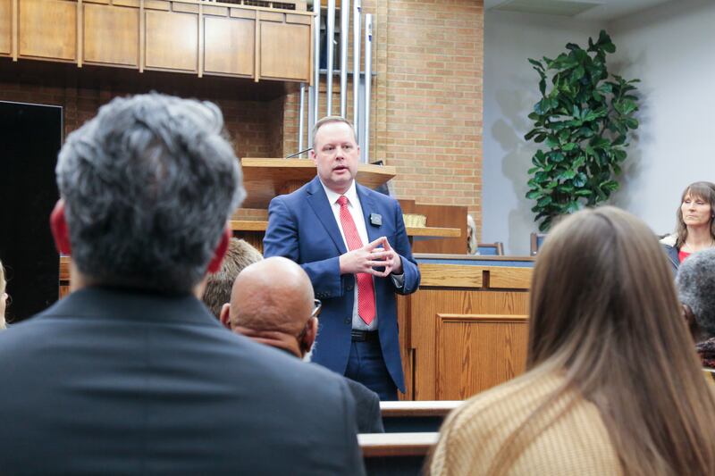 El presidente Justin Matthews habla al Cohorte de Pertenencia de Colorado dentro de la capilla del Centro de Estaca Littleton durante el recorrido por la capilla el 8 de diciembre de 2025 en Denver, Colorado.