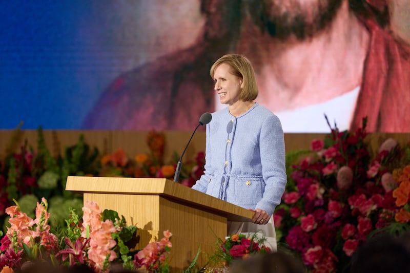 La hermana Amy A. Wright, primera consejera de la Presidencia General de la Primaria y miembro del Consejo Ejecutivo Misional de la Iglesia, habla durante el Seminario para Nuevos Líderes de Misión de 2026 el viernes 19 de junio de 2026, en el Centro de Capacitación Misional de Provo en Provo, Utah.