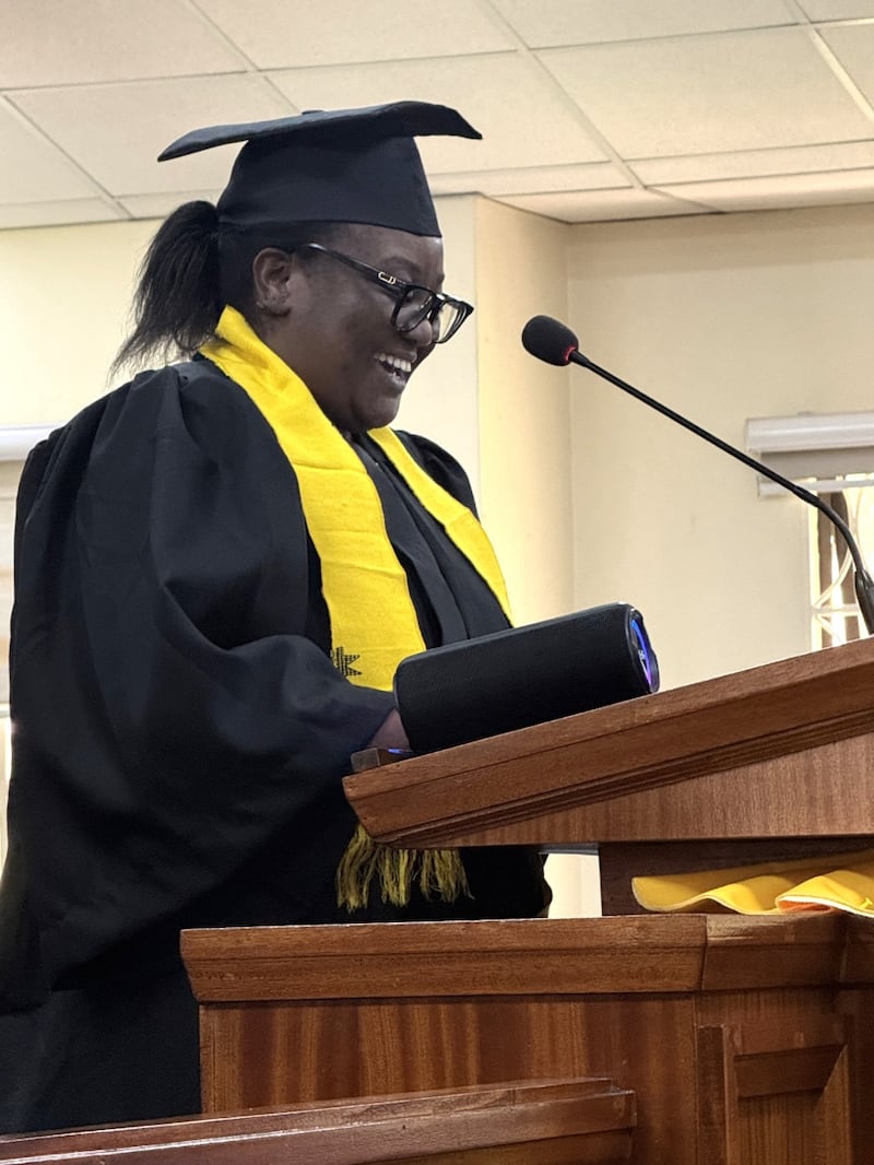 La oradora de honor Felina Alumande habla durante la Ceremonia de Finalización del Programa BYU Pathway en Nairobi, Kenia. 25 de abril de 2026.