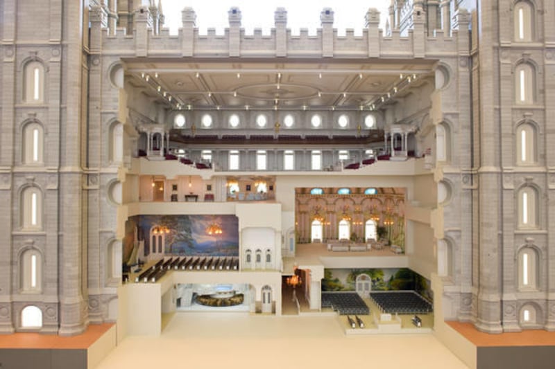 Una maqueta arquitectónica a escala muestra el interior del Templo de Salt Lake. La maqueta, de 7 pies de altura y que es una trigésima segunda parte del tamaño del templo real, se colocó en exhibición el viernes 28 de mayo de 2010 en el Centro de Visitantes Sur de la Manzana del Templo en Salt Lake City.