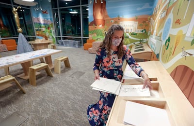 Daphnie Goettl mira a través de los relieves del templo para frotar con crayones en la sala de niños del Centro de Visitantes del Templo de Mesa Arizona, el jueves, 12 de agosto de 2021.