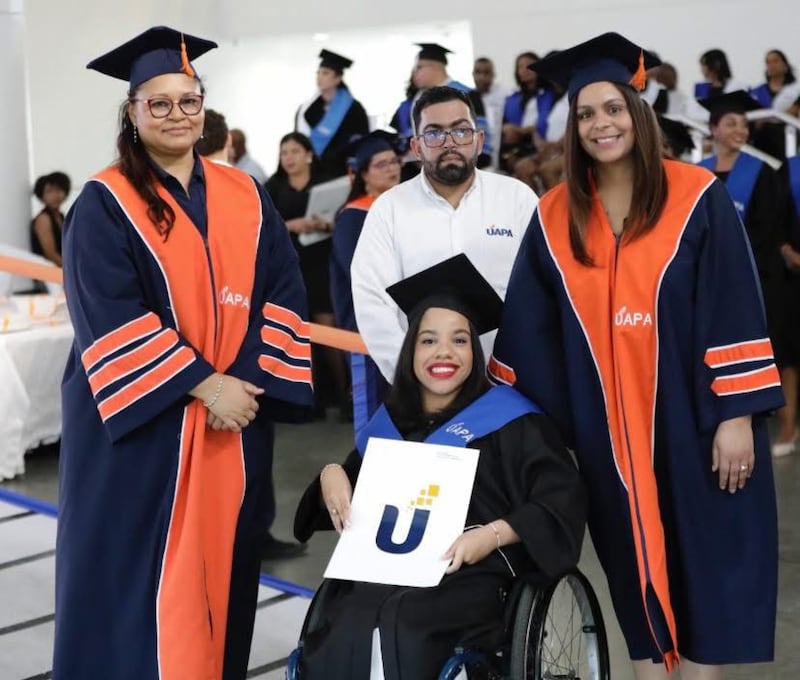 Sidney Peralta recibe un título en psicología industrial de la Universidad Abierta para Adultos.
