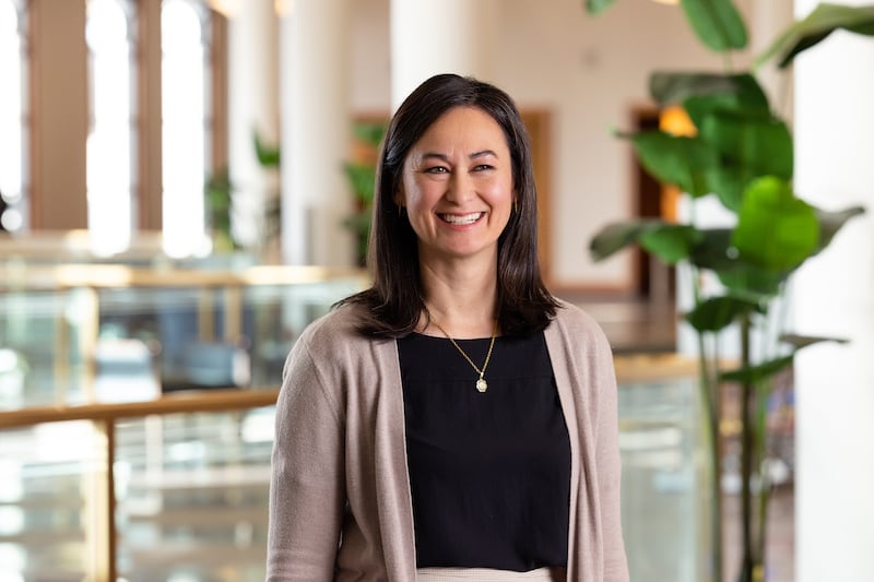 La hermana Kristin M. Yee habla en el Centro de Conferencias en Salt Lake City durante la grabación del devocional mundial de la Sociedad de Socorro de 2026.