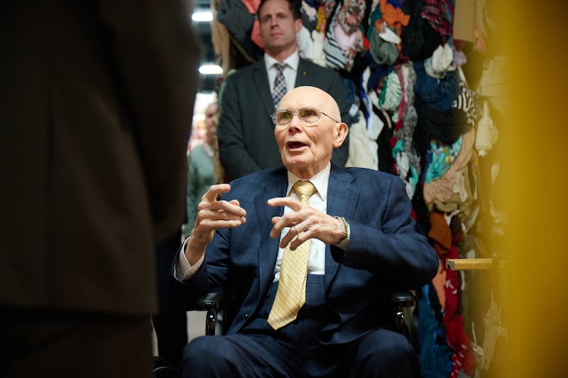El presidente Dallin H. Oaks recorre el nuevo Centro de Ayuda Humanitaria de la Iglesia en Salt Lake City el viernes, 22 de mayo de 2026.