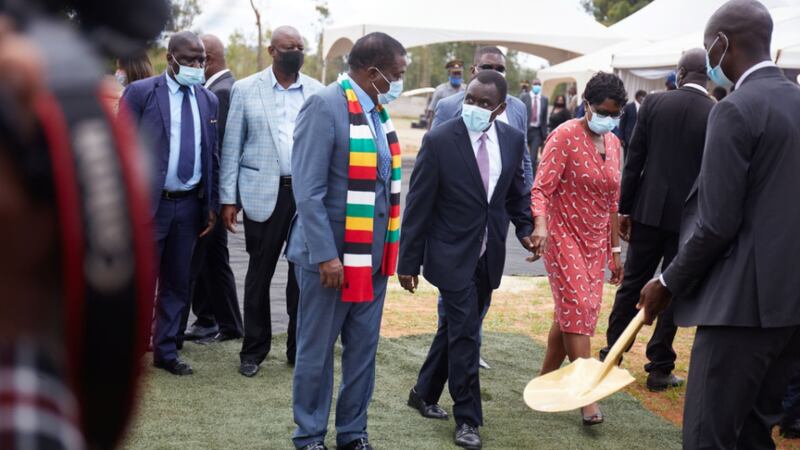 El élder Edward Dube, Setenta Autoridad General y primer consejero de la presidencia del Área África Sudeste (a la derecha), y Su Excelencia Emmerson Mnangagwa, presidente de la República de Zimbabue (a la izquierda), en la ceremonia de la palada inicial del Templo de Harare, Zimbabue, el sábado, 12 de diciembre de 2020.