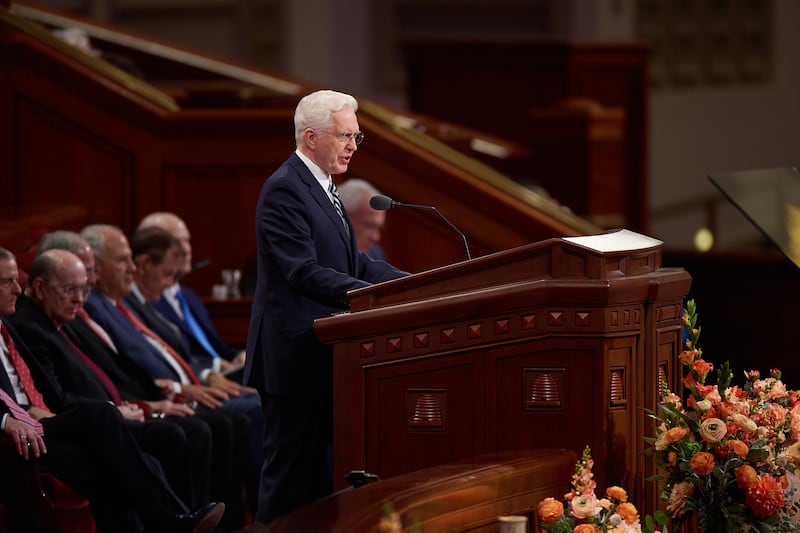 El presidente D. Todd Christofferson, segundo consejero en la Primera Presidencia, habla durante la sesión del sábado por la mañana de la Conferencia General Anual N.º 196 de La Iglesia de Jesucristo de los Santos de los Últimos Días en el Centro de Conferencias en Salt Lake City el 3 de octubre de 2026.