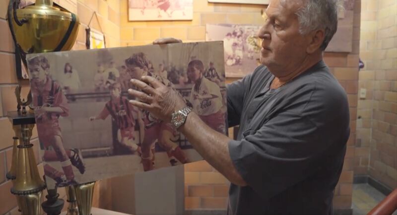 La estrella brasileña de fútbol Zico muestra una foto de sí mismo cuando era niño durante su discurso principal virtual de RootsTech, disponible en FamilySearch.org el 13 de febrero de 2026.