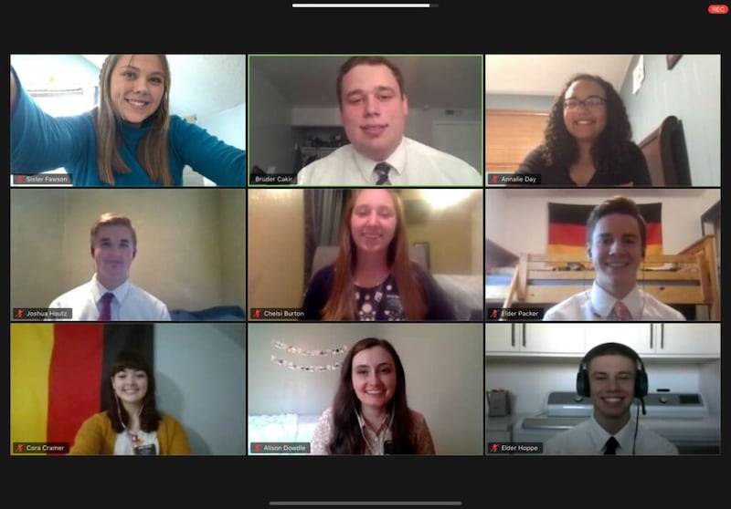 Un distrito de misioneros se reúne por videoconferencia para recibir capacitación del CCM en línea, en una fotografía cortesía de la hermana Annalie Day (arriba a la derecha), de la Misión Alemania Berlín. La fotografía es una de las que incluyó en su envío para el proyecto del Departamento de Historia de la Iglesia de documentar las experiencias misionales durante la pandemia de COVID-19 de 2020, el cual contó con 7.000 entradas en línea de misioneros y líderes de misión de todo el mundo.