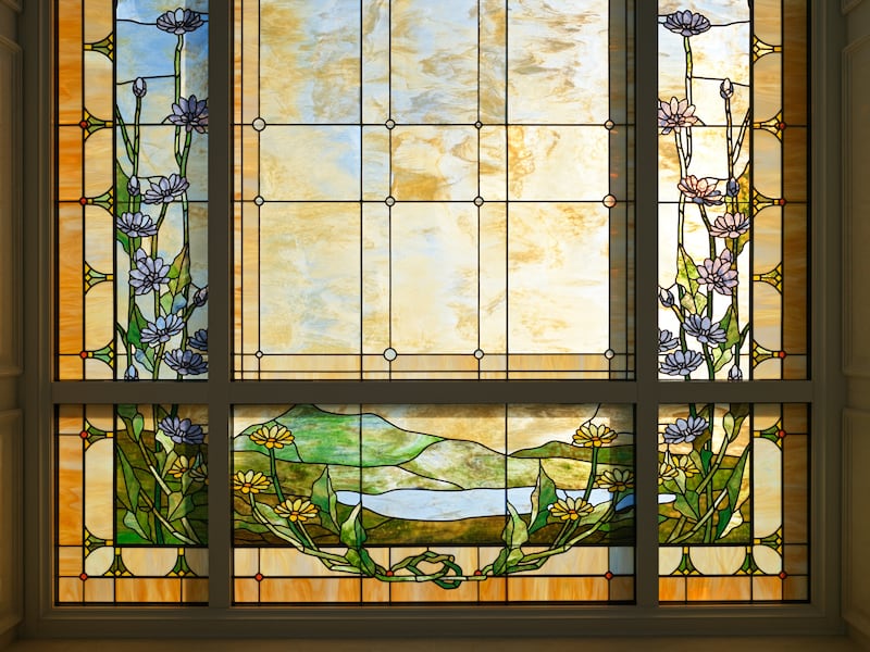 Una ventana de vidrio artístico dentro del Templo de Montpelier, Idaho.