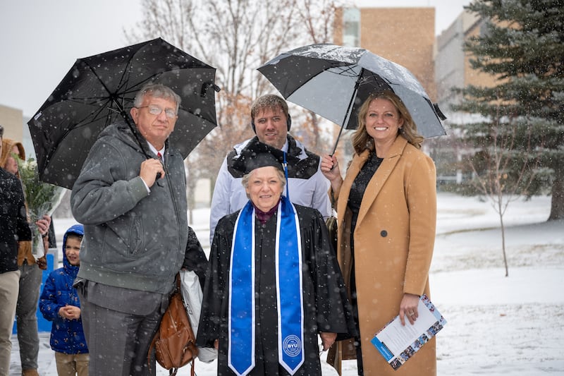 Los graduados de BYU–Idaho celebran con sus seres queridos fuera del BYU–I Center después de la ceremonia de graduación en Rexburg, Idaho, el jueves 18 de diciembre de 2025.