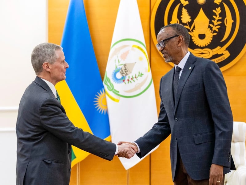 El élder David A. Bednar estrecha la mano del presidente de Ruanda, Paul Kagame, en Urugwiro Village, Ruanda, el 18 de marzo de 2026.