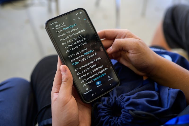 Un joven estudia las Escrituras durante una conferencia Para la Fortaleza de la Juventud en Chile el 10 de febrero de 2026.