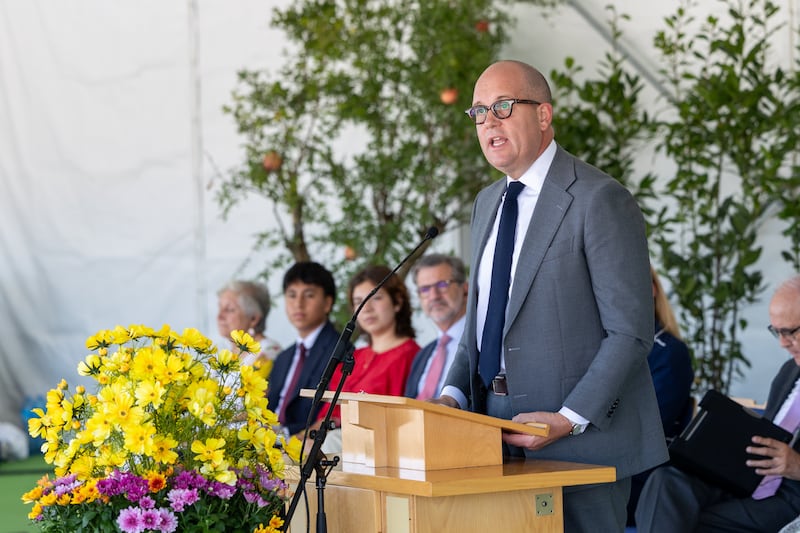 El élder James W. McConkie III — una Setenta Autoridad General y miembro de la presidencia del Área Europa Central — habla en la ceremonia de colocación de la primera piedra del Templo de Barcelona España el sábado, 19 de septiembre de 2026, en Barcelona, Cataluña, España.