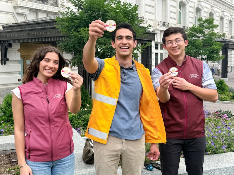 Voluntarios muestran sus gafetes para la Celebración del Templo de Salt Lake en 2027.