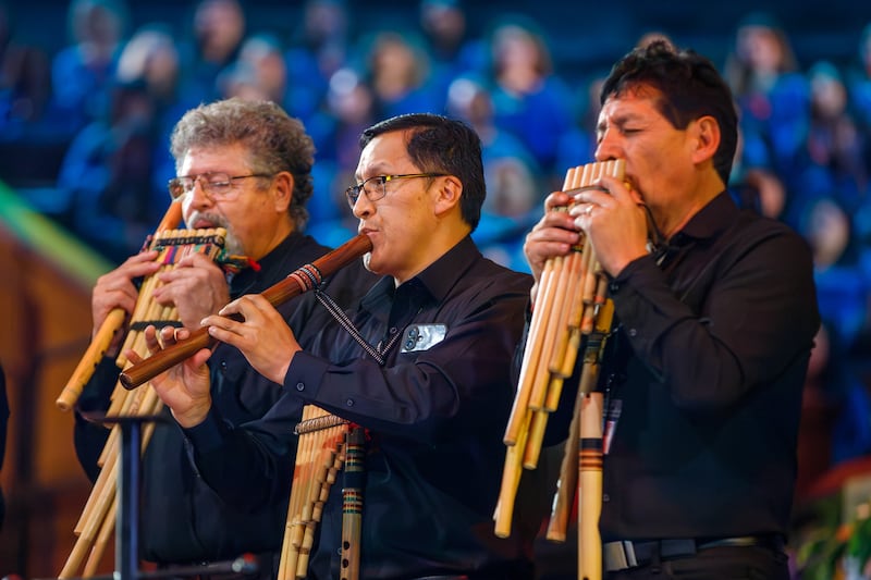 Músicos tocan música de América Latina durante un ensayo general de "Luz de las Naciones" en Salt Lake City, Utah, 3 de noviembre de 2025.