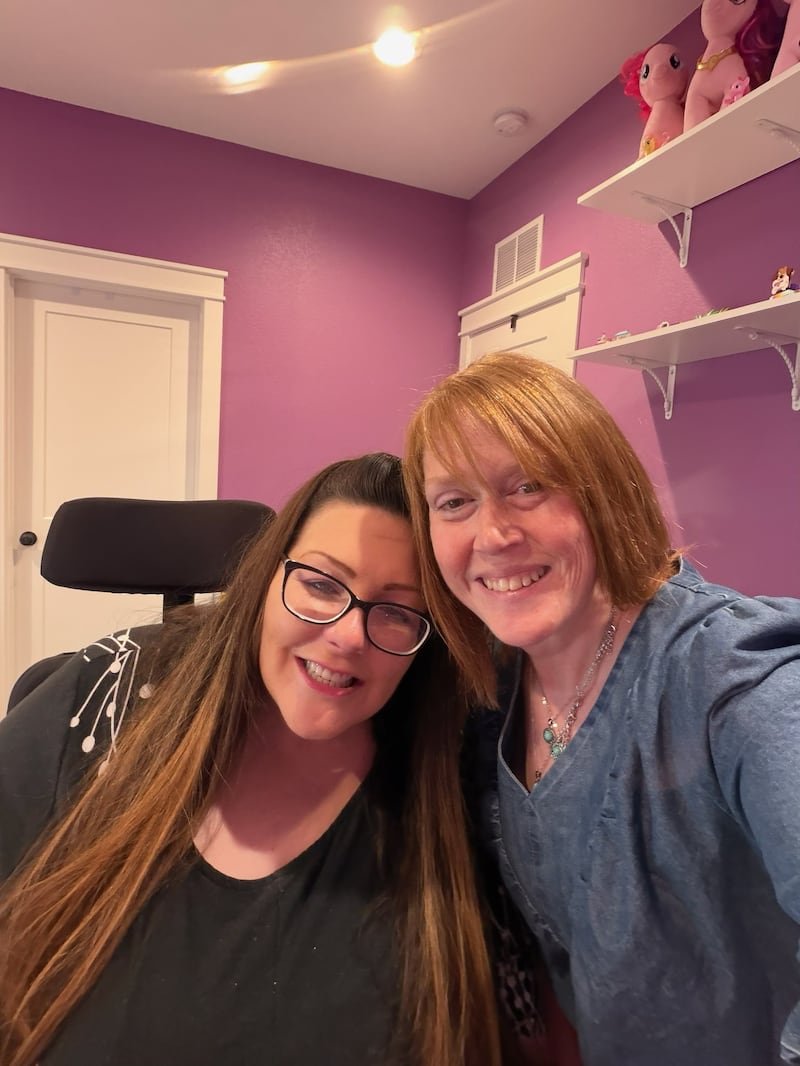 Nikki Peterson, a la derecha, posa con Angela Holmes en la casa de Peterson el 11 de julio de 2026.