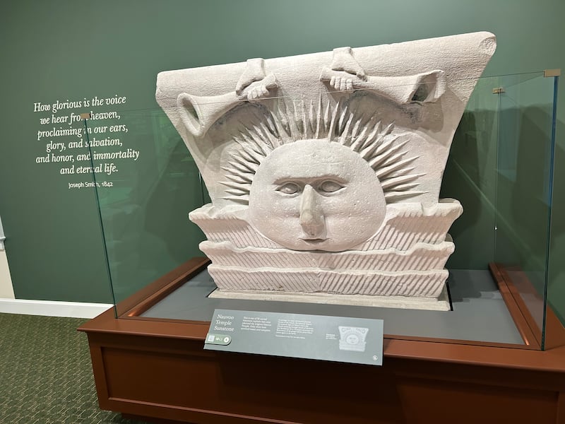 Una de las piedras de sol del Templo de Nauvoo que sobrevivieron está en exhibición en el nuevo Centro de Visitantes del Templo de Nauvoo en Nauvoo, Illinois, el 26 de junio de 2026.