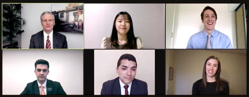 Desde la parte superior izquierda hacia la derecha, el élder David A. Bednar dirige un panel de discusión virtual con Jiseon You, Samuel Roberts, Julene Mortensen, Samuel Sosa y el élder James Hamilton durante la transmisión de Instrucción para líderes del templo e historia familiar de 2022.