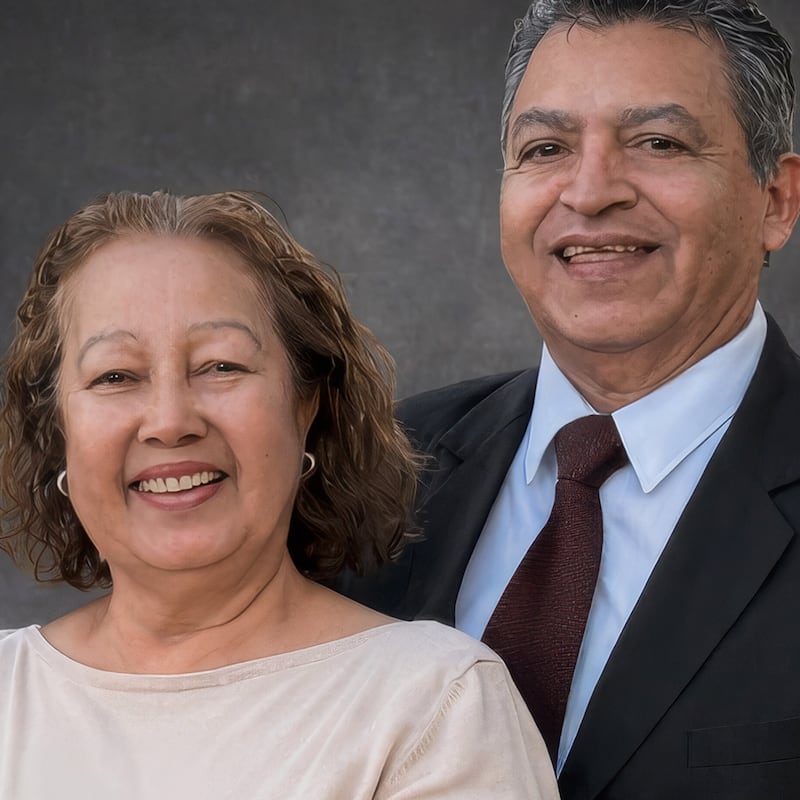 César Hernández y Marie Hernández, quienes servirán como presidente y directora del nuevo Templo de Ciudad de Guatemala Miraflores a partir de la dedicación del templo.