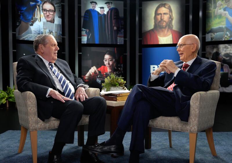 El Presidente Dallin H. Oaks, a la derecha, habla con el Presidente Jeffrey R. Holland sobre BYU.