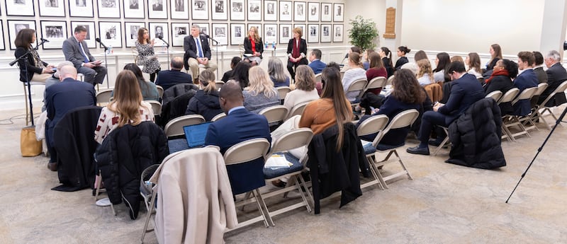 Sharon Eubank, directora saliente de Servicios Humanitarios de la Iglesia, y Elissa Gifford, directora entrante, participan en el panel en Washington D. C., el miércoles 18 de marzo.