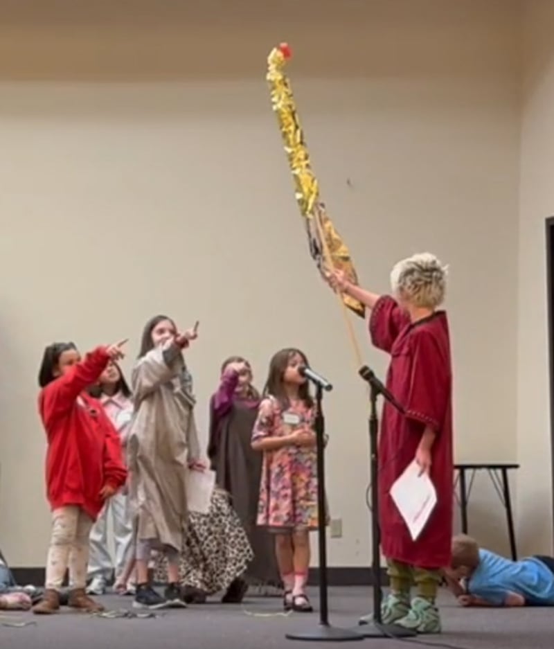 Niños de la clase Valientes de la Estaca Orem Utah participan en una representación sobre Moisés y la serpiente de bronce el 14 de marzo de 2026.