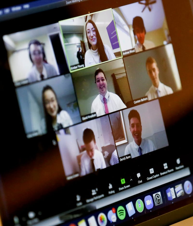 La hermana Kimber Young, en el centro de arriba, enseña a los misioneros en capacitación el idioma mandarín por videoconferencia en el Centro de Capacitación de Misioneros de Provo el miércoles, 25 de marzo de 2020.