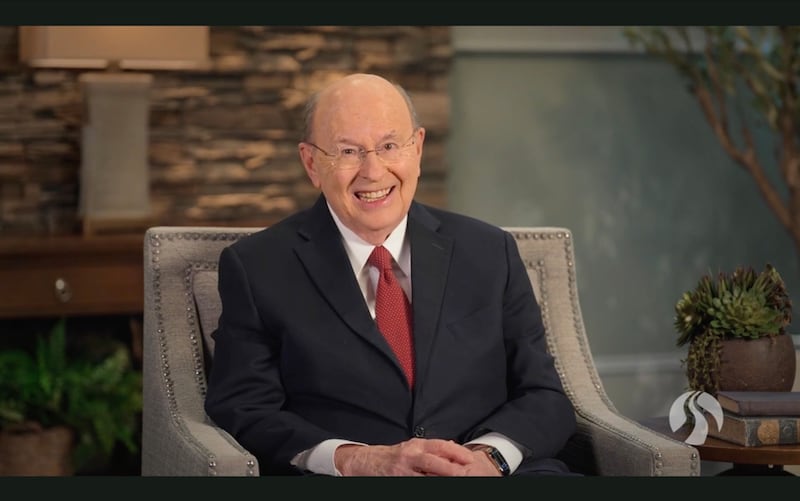 El élder Quentin L. Cook del Cuórum de los Doce Apóstoles habla durante una transmisión devocional de BYU–Pathway Worldwide el viernes, 31 de julio de 2026.