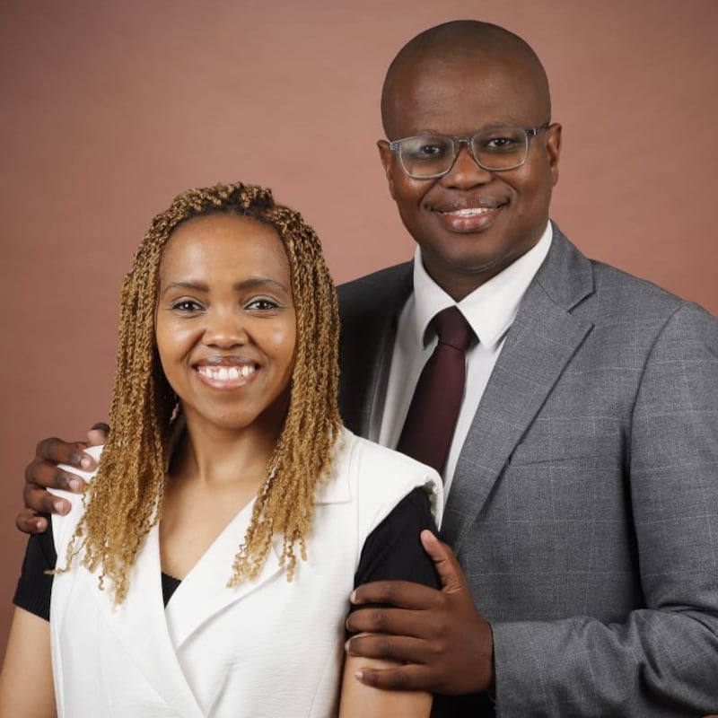 Kuviwe Mahlangabeza y Thobeka Mahlangabeza, quienes servirán como presidente y compañera de la Misión Sudáfrica Pretoria a partir de julio de 2026.